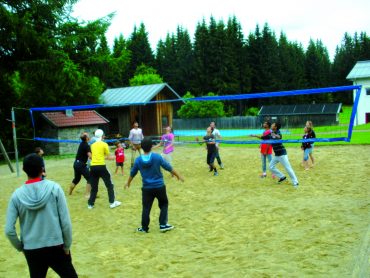 interkulturelle jugendliche beim Volleyball