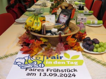 Ein Korb mit fairen Lebensmitteln steht auf einem Tisch